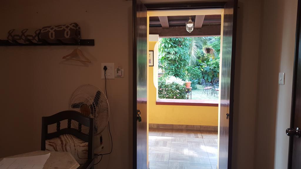 Casa Menezes - A Heritage Goan Homestay Bambolim Rum bild