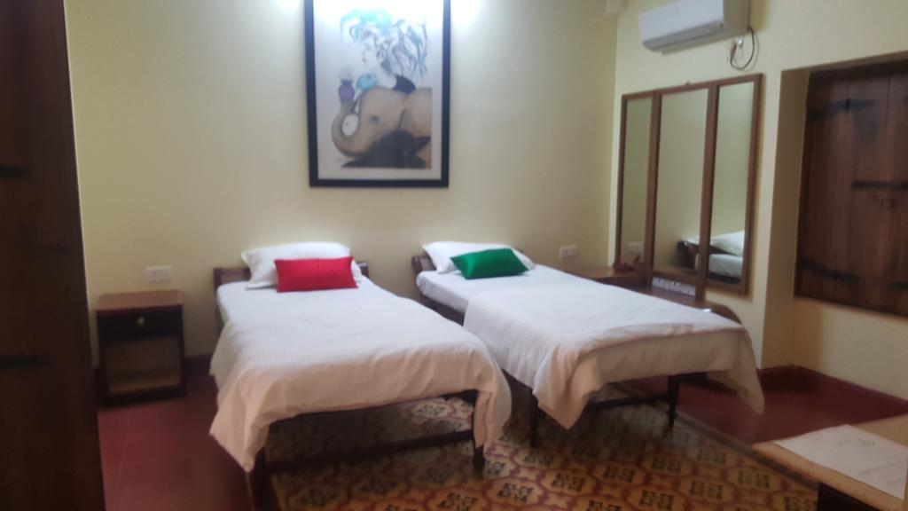 Casa Menezes - A Heritage Goan Homestay Bambolim Rum bild