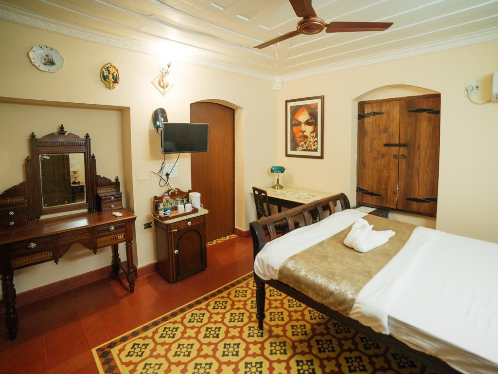 Casa Menezes - A Heritage Goan Homestay Bambolim Exteriör bild