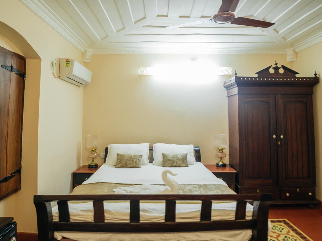 Casa Menezes - A Heritage Goan Homestay Bambolim Exteriör bild