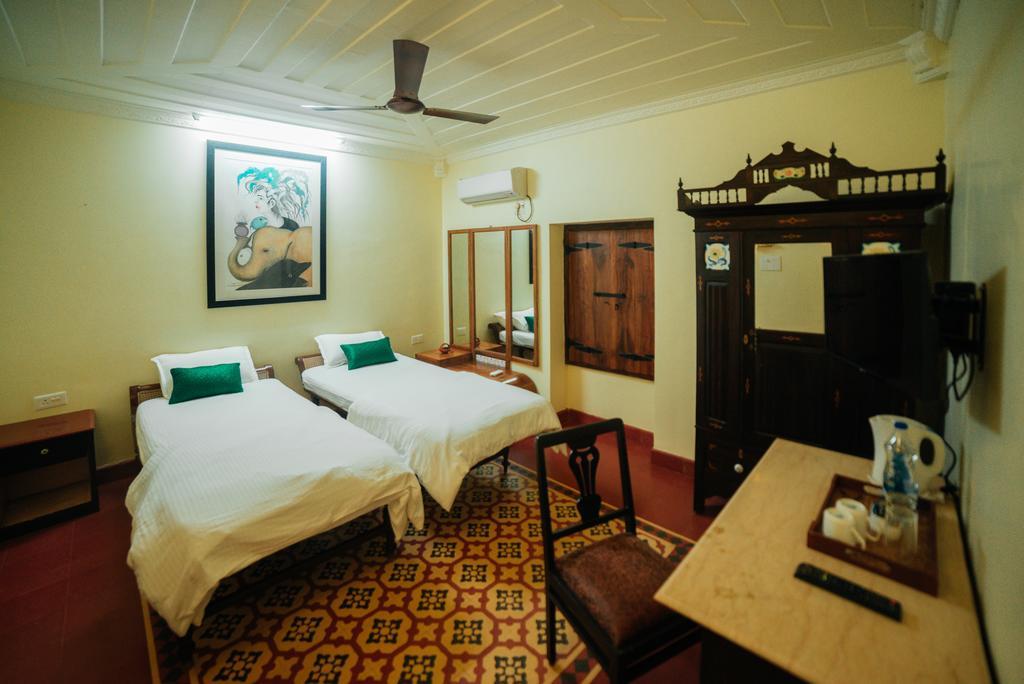 Casa Menezes - A Heritage Goan Homestay Bambolim Exteriör bild